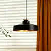 Lámpara colgante minimalista nórdica de un solo cabezal, con detalles en madera natural, adecuada para barras de bar, mesas de comedor, salones de té, estudios y para crear una atmósfera relajante en espacios de estar.