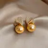 Estilo retro francés, sensación de lujo ligero y alta gama, collar de perlas en forma de corazón, aretes versátiles simples y únicos, exquisito juego de joyería