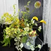 Buquê de flores artificiais vintage estilo italiano, decoração rústica de mesa, ornamento de flores artificiais para vitrine de loja de roupas femininas, estilo mid-century com estética de alto padrão