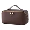 La nueva bolsa de maquillaje de PU de Amazon es una bolsa de almacenamiento de viaje portátil con compartimentos, bolsa de aseo impermeable y bolsa de maquillaje de mano