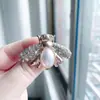 Broche de Pérola Abelha Inseto Diamante Sentido de Alto Padrão Pins de Nicho Corsage de Strass Feminino Acessórios de Vestuário de Alto Padrão