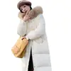 Casaco feminino de algodão com enchimento de plumas, comprimento médio, novo estilo inverno 2026, doce e macio, com gola grande de pelo, capuz e forro espesso para aquecimento, moderno