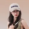 Novo Boné de Primavera e Verão Feminino Estilo Coreano Retrô Combina com Tudo Boné de Copa Mole Boné de Beisebol Masculino Bordado com Letras