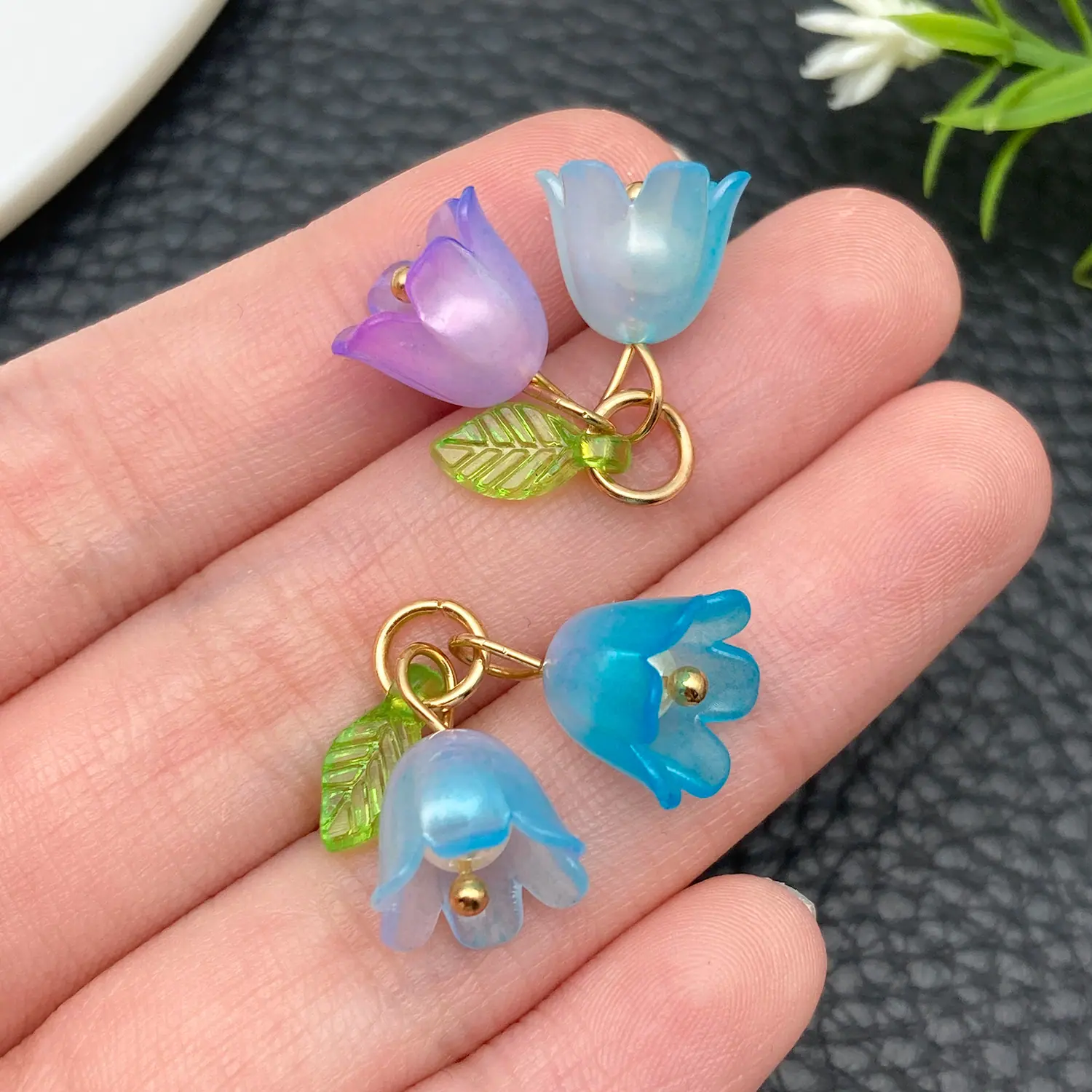 23263-成品-紫蓝色亚克力绿叶双个铃兰花22x20mm-