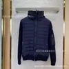 Nueva Chaqueta de Punto con Cierre Entrelazado Estilo Europeo Marca m para Hombre, Cuello Alto, Cálida Versátil con Capucha de Plumón de Pato Blanco