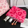 Inverno 2025 Novo Estofado Fresco e Fofo Bolsa Cosmética de Amor Portátil Produtos de Cuidados com a Pele Bolsa de Armazenamento de Batom Bolsa de Mão