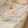 Manta de Terciopelo de Leche Estilo Ins, Manta Gruesa de Coral Fleece para Sofá de Invierno, Manta para Siesta en la Oficina, Manta Pequeña con Pompón