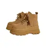 Botas femininas de camurça estilo Martin, novas outono/inverno 2026, versáteis, com sola grossa, leves, antiderrapantes, forradas com pelúcia, botas curtas que aumentam a altura para pessoas baixinhas
