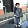 Conjunto de Moletom com Capuz e Calça Listrados para Meninos Primavera e Outono Estilo Coreano Roupas Esportivas Cool para Crianças Conjunto de Duas Peças para Bebês e Crianças Pequenas