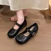 Sapatos de uso diário estilo francês para saias, com uma palmilha interna para aumentar a altura, novo modelo 2026, sapatos femininos de mola e outono com fivela, bico dividido, sola macia, corte baixo