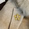 Broche floral de lujo en oro, pin de flor de alta gama, broche exquisito de estilo nicho para mujer, adecuado para decorar cuellos de traje