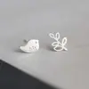 Brincos pequenos de prata 925 esterlina estilo coreano, fofos e únicos para mulheres, simples e criativos, com um design estiloso e versátil, perfeitos para estudantes