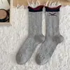 Meias de desenho animado para outono para mulheres, meias de cano médio, fofas japonesas com botão de laço bordado, estilo faculdade, meias listradas folgadas