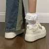 Tênis brancos estilosos com cabedal em couro, perfeitos para combinar com saias, uma nova coleção de outono 2026 com designs exclusivos, casuais e esportivos, adequados para estudantes