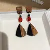 Pendientes de gota de agua de madera de resina con aguja plateada de color contrastante rojo y negro, pendientes simples y elegantes con un toque de alta gama para mujer