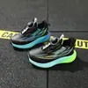 Chegada Nova Outono 2026 Injeção à Máquina Sapatos Infantis Mais Vendidos Superfície de Couro Fivela Rotativa para Meninos Tênis Esportivos de Corrida Infantis 6474
