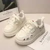 Zapatillas Deportivas para Niños 2026 Primavera y Otoño Nuevo Estilo Tenis para Niñas Versión Coreana Versátil Dibujos Animados Lindos Estudiante Zapatos Blancos