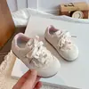 Zapatos para Niñas 2026 Otoño Nueva Moda Popular Zapatos Blancos Pequeños Forrest para Niños, Tenis Suaves Antideslizantes para Niñas