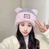 Chapéu de Lã de Urso Doce e Fofo para Mulheres Estilo Coreano Versátil Patch com Letra Inverno Quente e à Prova de Frio Proteção para Orelhas Chapéu de Lã