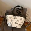 Estilo coreano Moda Borboleta Flor Contraste Cor Grande Capacidade Balde Bolsa 2024 Verão Nova Texto Ombro Mão Sacola