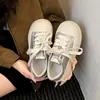 Zapatillas blancas de suela gruesa de moda populares para aumentar la altura para mujer, 2026 nuevo verano versátil de caña baja casual board shoes