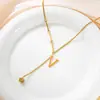 Cadena de Suéter Versátil de 26 Letras con Borla de Acero Inoxidable Estilo Minimalista Gargantilla Colgante Cuadrado Pequeño