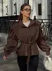Trench Coat Elegante e Versátil Estilo Francês, Coleção Primavera/Verão 2026, com Amarração na Cintura e Design de Lapela