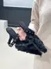 Sandálias pontudas estilo fada com fivela e salto fino para mulheres, sapatos peludos de salto alto fechados na ponta, tendência elegante outono/inverno 2026