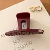 Grampo de Cabelo Vermelho de Letra de Alta Qualidade para Mulheres 2025 Novo Estilo de Nicho Retrô para Parte de Trás da Cabeça Penteado Presilha Tubarão Acessório de Cabelo Outono e Inverno