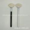 Nuevo 2021 estilo universal mango largo dos colores blanco y negro ventilador de pelo largo brocha iluminadora brocha para iluminador herramienta para difuminar maquillaje de belleza