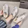 Sapatos Casuais Tênis de Pelúcia Confortáveis e Versáteis 2025 Outono e Inverno, Couro Genuíno Coreano, Lantejoulas, Estrela Desgastada, Sujos