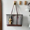 Bolsa de mano tipo tote de nicho estilo coreano al por mayor para mujer, Nuevo modelo Verano 2026, Bolso de hombro tejido de paja con bloques de color, Bolso de axila para el día a día