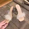 Chanclas de mujer de alta costura 2026 verano nuevas elegantes versátiles de tacón alto adelgazantes peludas sandalias de moda para verano