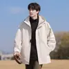 Chaqueta de Asalto Tres en Uno para Hombre, Nuevo Estilo Otoño e Invierno 2025, Ropa de Trabajo Juvenil para Exterior a Prueba de Viento con Forro Polar