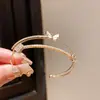 Pulsera Abierta de Doble Capa Mariposa Flor Madreperla Circonita Chapada en Oro Real de 18K, Joyería Exquisita de Moda de Gama Alta de Lujo Ligero
