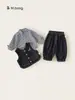 Conjunto de tres piezas de ropa infantil Youbao: chaleco de mezclilla, camisa a cuadros, pantalones jogger, ropa casual para niños, atuendo moderno para niñas