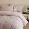 Conjunto de Quatro Peças de Cama de Veludo Leite Espesso de Inverno Capa de Edredom de Veludo Coral Bordado Desenho Animado Quente Conjunto de Três Peças de Lençóis de Cama