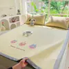 Conjunto de Três Peças de Tapete Gelado Macio Bordado de Alta Qualidade Classe A, Conjunto de Duas Peças Macaron para Dormitório, Lençol de Cama de Verão Lavável à Máquina