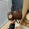 Bolsa Boston Estampa Leopardo Retrô Feminina Marrom Escuro Patchwork Ombro Único Transversal 2026 Novo Estilo Tridimensional Flor Pingente Moda Bolsa