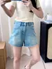 Shorts jeans desfiados azul claro da moda para mulheres, slim-fit de verão, soltos com bolsos, levanta bumbum, afina as pernas, barra desfiada hot pants