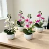 3 orquídeas phalaenopsis artificiais em um vaso brilhante com padrão de ondas de água, decoração de flores artificiais para fotografia interna e plantas verdes em vasos