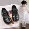 Combinado con zapatos pequeños de cuero, suelas planas suaves, falda vintage de primavera 2026 con estampado floral tallado, zapatos de tacón bajo, zapatos Mary Jane para mujer, estilo nuevo