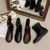 Botas Martin femininas estilosas, novo modelo 2026, botas curtas femininas com aumento interno de altura, bico dividido, sola plana, botas estilo western retrô com bico redondo