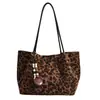Bolso Retro para Mujer 2026 Nuevo Otoño Meilade Gamuza Estampado de Leopardo Bolso de Hombro Único Bolso Tote de Gran Capacidad para Viajes Diarios
