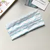 Faixa de Cabeça Esportiva de Aba Larga com Listras Coloridas em Contraste Estilo Retrô Americano com Estampa Xadrez Onda Zigzag e Múltiplos Padrões para um Estilo de Férias Casual