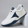 Tênis atléticos respiráveis e estilosos, tênis de couro leves estilo coreano 2026, sapatos de viagem de cano baixo, sapatos casuais planos, tênis brancos