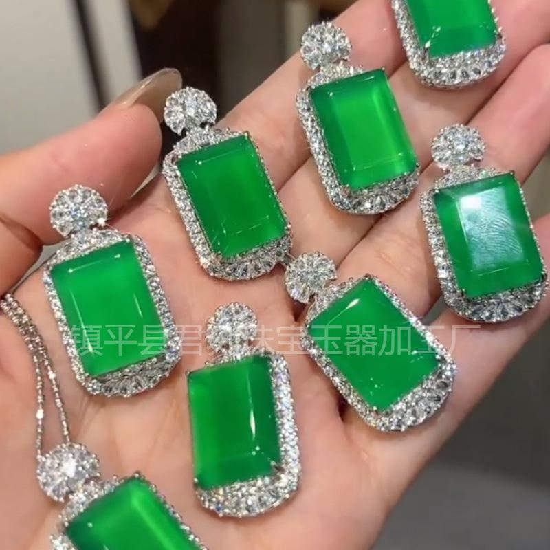 玉髓无事牌吊坠