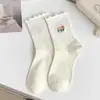 Meias até a Panturrilha para Mulheres, Outono e Inverno, Algodão Puro, Bordado Fofo de Morango, Meias Brancas Largas, Meias Longas Sem Costura de Renda Estilo Ins
