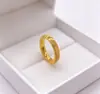 Anel Feminino Banhado a Ouro Flash CNC com Aro Liso, Anel Banhado a Ouro Escovado Versátil para Revenda, Mesmo Estilo dos Anéis de Lojas de Ouro