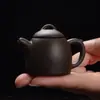 Mango de tetera de punta de dedo pieza de arena púrpura tetera pequeña olla de punta de dedo juego de té de kung fu té exquisito para los dedos mesa de té mini